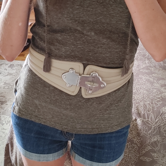 Amazing BCBGMaxAzria Leather Turn Lock Belt Size S - Picture 5 of 8